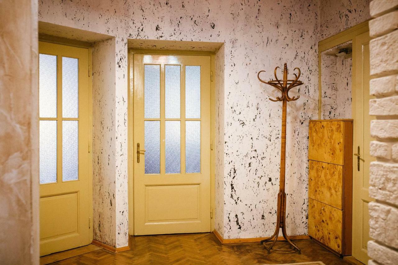 Historical Center Apartment Uzhhorod Bagian luar foto