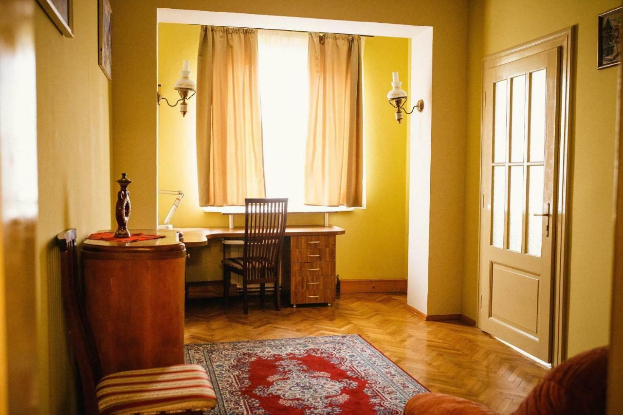 Historical Center Apartment Uzhhorod Bagian luar foto