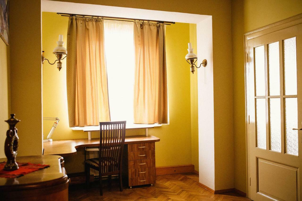 Historical Center Apartment Uzhhorod Bagian luar foto